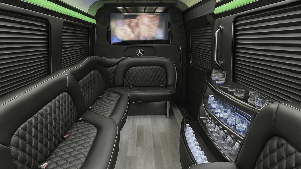 des moines 14 passenger sprinter limousine inside